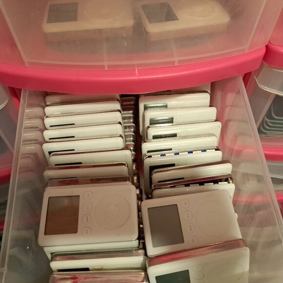 Apple iPod shuffle 2nd generation 1GB 2GB Various Color 1 Year warranty w/ acces - Picture 13 of 16